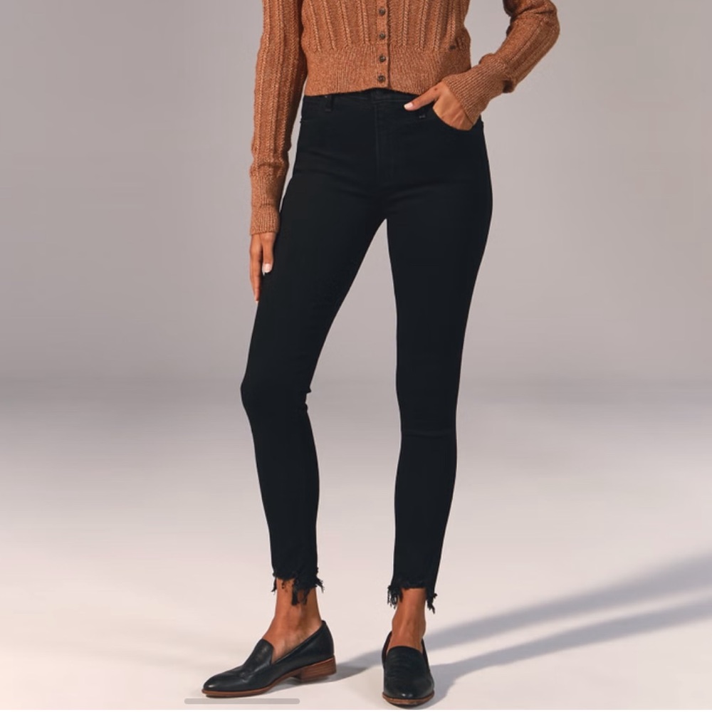 Abercrombie and Fitch High Rise Super Skinny Ankle Jean
High in Black